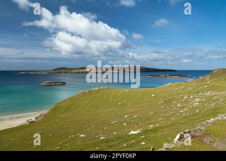 Blick auf die Insel Inishark von der Insel Inishbofin auf dem Wild Atlantic Way in der Grafschaft Galway in Irland Stockfoto