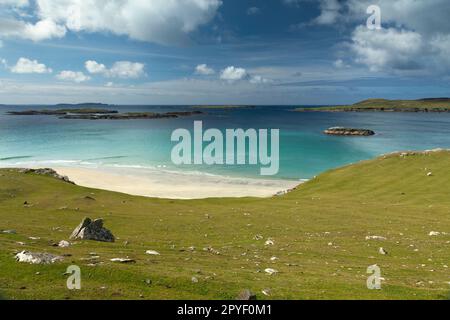 Küstenwanderweg auf der Insel Inishbofin auf dem Wild Atlantic Way in der Grafschaft Galway in Irland Stockfoto