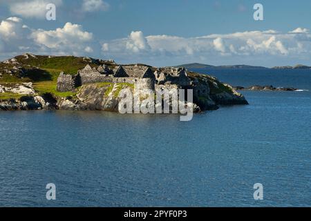 Cromwell Baracken und Fort auf Inishbofin Island auf dem Wild Atlantic Way in der Grafschaft Galway in Irland Stockfoto