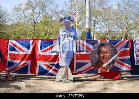 London, Großbritannien. 3. Mai 2023. Ein Pappausschnitt von Königin Elisabeth II. Mit einem Schild, auf dem steht "That's my boy", ist neben einer Union-Jack-Flagge zu sehen, mit einem Bild von König Karl III. Im königlichen Superfans-Camp in der Mall vor der Krönung von König Karl III. Der am 6. Mai stattfindet. (Kreditbild: © Vuk Valcic/SOPA Images via ZUMA Press Wire) NUR REDAKTIONELLE VERWENDUNG! Nicht für den kommerziellen GEBRAUCH! Stockfoto