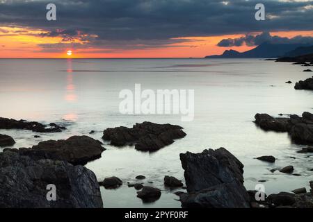 Sonnenuntergang am Horizont bei Achill Island auf dem Wild Atlantic Way in der Grafschaft Mayo in Irland Stockfoto