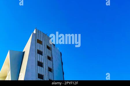 Riesige gigantische Baustopp-Ruine in Puerto Escondido, Mexiko. Stockfoto