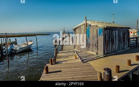 Holzstege und Hütten des Cais de Palafitas da Carrasqueira., Palafitico da Carrasqueira Pier in Comporta Portugal Stockfoto