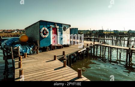 Holzstege und Hütten des Cais de Palafitas da Carrasqueira., Palafitico da Carrasqueira Pier in Comporta Portugal Stockfoto