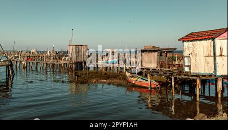 Holzstege und Hütten des Cais de Palafitas da Carrasqueira., Palafitico da Carrasqueira Pier in Comporta Portugal Stockfoto