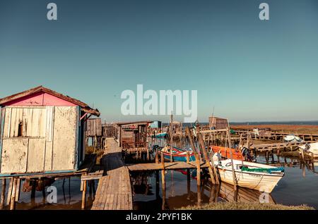 Holzstege und Hütten des Cais de Palafitas da Carrasqueira., Palafitico da Carrasqueira Pier in Comporta Portugal Stockfoto