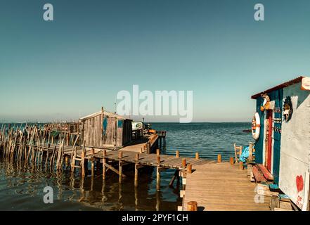 Holzstege und Hütten des Cais de Palafitas da Carrasqueira., Palafitico da Carrasqueira Pier in Comporta Portugal Stockfoto