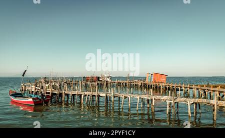 Holzstege und Hütten des Cais de Palafitas da Carrasqueira., Palafitico da Carrasqueira Pier in Comporta Portugal Stockfoto