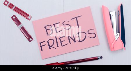 Handgeschriebenes Schild „Best Friends“. Zeigen Sie eine Person, die Ihnen wichtiger ist als andere, für immer Freunde Stockfoto