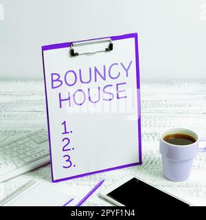 Handschriftliches Schild Bouncy House. Ein Wort über ein automatisiertes Programm, das über das Internet läuft künstliche Intelligenz Stockfoto