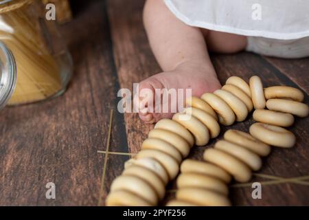 Das Kind hält eine Rolle. Frisches Gebäck Stockfoto