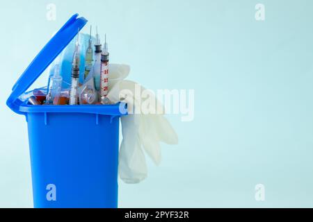 Medizinische Abfälle, Offener Müllcontainer voll mit Pillen, Spritzen, Verbände, Masken, Schutzhandschuhe. Konzept, Nutzung und Lagerung von Krankenhausabfällen, Copy Spa Stockfoto