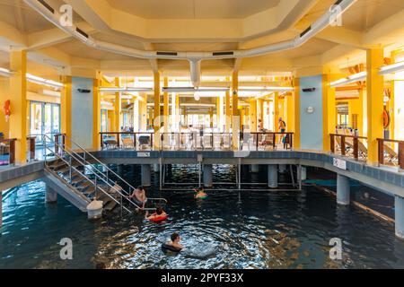 Heviz Swimming Pool, natürlicher Thermalsee in Ungarn, Health Baths and Spa Hospital, Heviz, ungarn 1 Mai 2023 Stockfoto