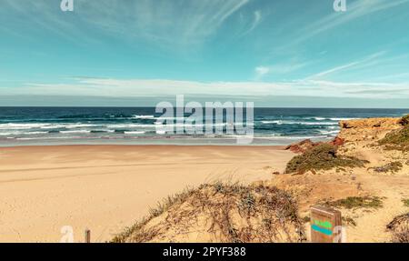 Küstenlandschaft im Naturpark Südwest-Alentejo und Costa Vicentina am Strand Bordeira Stockfoto