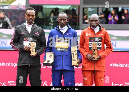 Tamirat Tola   Kelvin Kiptum   Geoffrey Kamworor, Senior Herrenpräsentation beim TCS London Marathon, London, England, am Samstag, den 22. 2023. Foto G Stockfoto