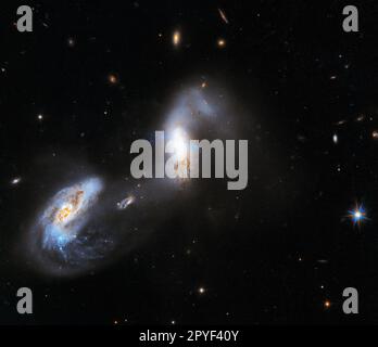 Leerzeichen. 3. Mai 2023. Dieses neue Bild vom Hubble Space Telescope der NASA zeigt interagierende Galaxien, bekannt als AM 1214-255. Diese Galaxien enthalten aktive galaktische Kerne, oder AGN. Ein AGN ist eine außergewöhnlich leuchtende Zentralregion einer Galaxie. Seine extreme Helligkeit wird durch Materie verursacht, die in ein supermassives schwarzes Loch im Herzen der Galaxie wirbelt. Hubble beobachtete die Galaxie, die dem Zentrum am nächsten ist, als Teil einer AGN-Untersuchung, mit dem Ziel, einen Datensatz über die nahe gelegene AGN-Physik, schwarze Löcher, die Galaxiestruktur des Wirts zu erstellen. Kredit: NASA/ZUMA Press Wire Service/ZUMAPRESS.com/Alamy Live News Stockfoto