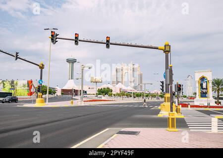 15. Januar 2023, Abu Dhabi, Vereinigte Arabische Emirate: Ampel und Kreuzung in der Innenstadt Stockfoto