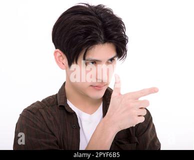 Ein junger Mann, der auf den leeren Raum zeigt Stockfoto