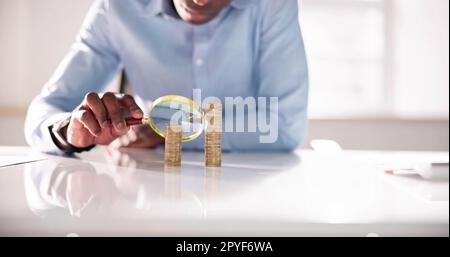 Lohngefälle Vergleichen, Geld Bezahlen Stockfoto