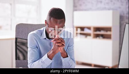 Ein Afroamerikanischer Mann Betet Stockfoto