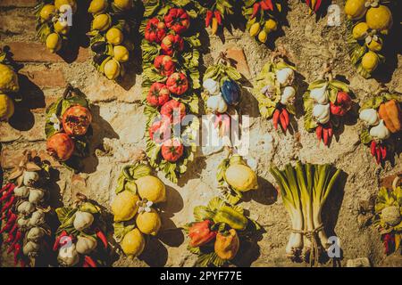 Klassische dekorative Keramikskulpturen in Süditalien - Sizilien. Stockfoto