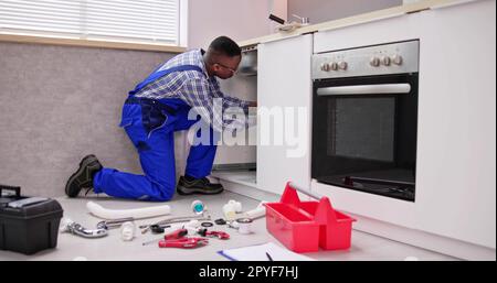 Klempner Reinigung Küche Abfluss Und Rohr Stockfoto