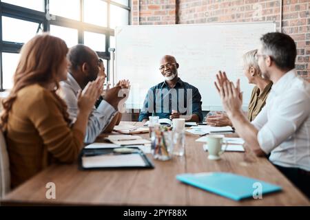 Seine Führungsqualitäten sind beeindruckend. Ein Geschäftsmann, der ein Meeting im Sitzungssaal leitet. Stockfoto