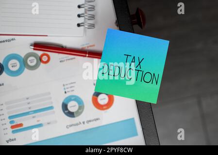 Text mit Abzug für Inspirationssteuer. Konzept - Bedeutung des Betrags, der vor der Berechnung der Steuerschulden vom Einkommen abgezogen wird Stockfoto