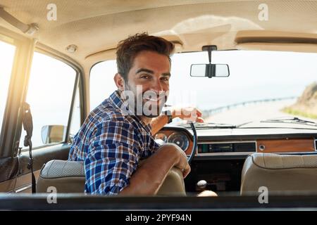 Wir sind im Handumdrehen da. Rückblick eines gutaussehenden Mannes auf einer Sommerreise. Stockfoto