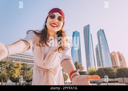 Entdecken Sie die perfekte Mischung aus altem Charme und zeitgenössischem Luxus, während Sie an den atemberaubenden Hochhäusern der Stadt vorbeischlendern. Stockfoto