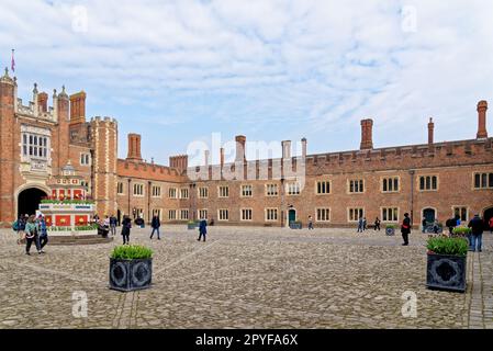 Nachbildung des Henry VIII-Weinbrunnens im Base Court im Hampton Court Palace, London, England, Großbritannien. 22. April 2023 Stockfoto