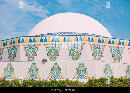 15. Januar 2023, Abu Dhabi, Vereinigte Arabische Emirate: Bewundern Sie die Pracht und Eleganz des Theatergebäudes Abu Dhabi, ein wahres Meisterwerk der architektonischen Gestaltung und en Stockfoto