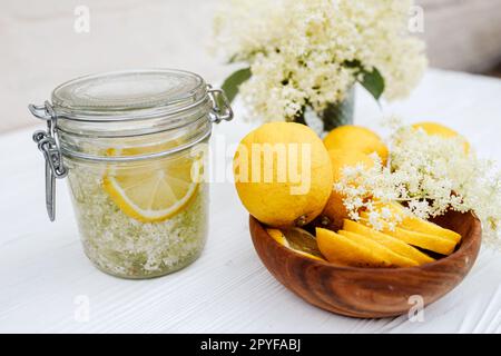 Dosengetränk mit Holunderbeere und Zitrone. Ein erfrischendes Sommergetränk mit frischen Holunderblumen. Stockfoto