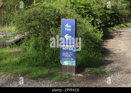 Öffentliches Warnschild am BeauChief Golf Course, Sheffield England, Großbritannien, Golf-Tee, kein öffentliches Wegerecht Stockfoto