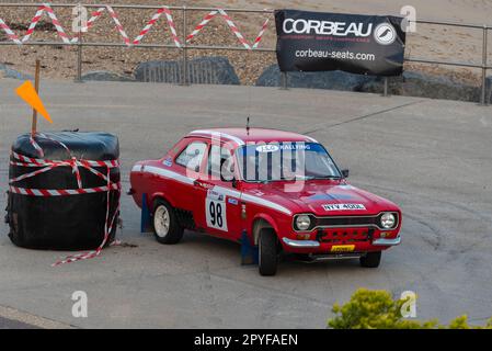 John Gibson fährt mit einem Ford Escort Mk1 Mexico aus dem Jahr 1972 an der Corbeau Seats Rallye am Meer in Clacton, Essex, Großbritannien. Mitfahrer Steven Davey Stockfoto