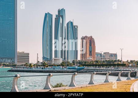 15. Januar 2023, Abu Dhabi, Vereinigte Arabische Emirate: Majestätische Wolkenkratzer an der Uferlinie der Stadt Stockfoto