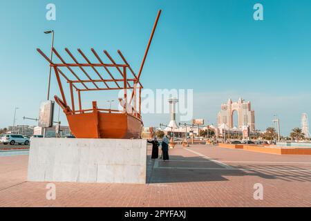 15. Januar 2023, Abu Dhabi, Vereinigte Arabische Emirate: Dhow-Bootsdenkmal im Stadtzentrum Stockfoto