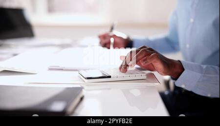 African Tax Accountant Ledger - Öffentliche Aufzeichnung Stockfoto