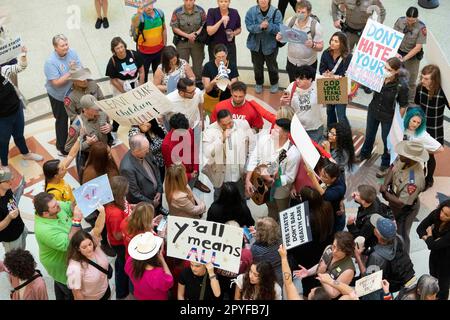 Austin, Texas, USA. 2. Mai 2023. LGBTQ-Aktivisten umzingeln Mitglieder der CT Church of Houston und Pastor RICHARD VEGA (mit Mikrofon) in der Rotunde des Texas Capitol, während Demonstranten über Senatsgesetz 14 zusammenstießen, das die Transgender-Rechte in Texas einschränken würde. (Kreditbild: © Bob Daemmrich/ZUMA Press Wire) NUR REDAKTIONELLE VERWENDUNG! Nicht für den kommerziellen GEBRAUCH! Stockfoto