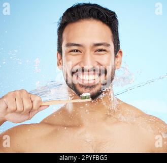 Wasserspritzer, Porträt oder Zahnbürsten im Studio mit Zahnbürste für weiße Zähne oder Mundpflege. Gesicht, Zahnpasta oder glückliche Person, die den Mund mit einem gesunden Zahnlächeln reinigt oder wäscht Stockfoto