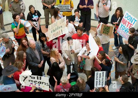 Austin, Texas, USA. 2. Mai 2023. LGBTQ-Aktivisten umzingeln Mitglieder der CT Church of Houston und Pastor RICHARD VEGA (mit Mikrofon) in der Rotunde des Texas Capitol, während Demonstranten über Senatsgesetz 14 zusammenstießen, das die Transgender-Rechte in Texas einschränken würde. (Kreditbild: © Bob Daemmrich/ZUMA Press Wire) NUR REDAKTIONELLE VERWENDUNG! Nicht für den kommerziellen GEBRAUCH! Stockfoto