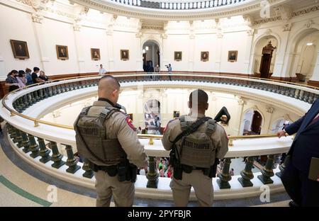 Austin, Texas, USA. 2. Mai 2023. Das Texas Department of Public Safety wacht über einen Protest in der Rotunde des Texas Capitol, wo Gruppen von LGBTQ-Aktivisten Mitglieder der CT Church of Houston umzingelten, während Demonstranten gegen Senatsgesetz 14 kämpften, das die Rechte der Transgender einschränken würde. (Kreditbild: © Bob Daemmrich/ZUMA Press Wire) NUR REDAKTIONELLE VERWENDUNG! Nicht für den kommerziellen GEBRAUCH! Stockfoto