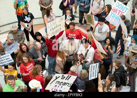 Austin, Texas, USA. 2. Mai 2023. LGBTQ-Aktivisten umzingeln Mitglieder der CT Church of Houston und Pastor RICHARD VEGA (mit Mikrofon) in der Rotunde des Texas Capitol, während Demonstranten über Senatsgesetz 14 zusammenstießen, das die Transgender-Rechte in Texas einschränken würde. (Kreditbild: © Bob Daemmrich/ZUMA Press Wire) NUR REDAKTIONELLE VERWENDUNG! Nicht für den kommerziellen GEBRAUCH! Stockfoto