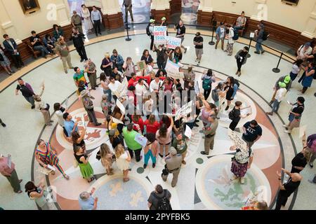 Austin, Texas, USA. 2. Mai 2023. LGBTQ-Aktivisten umzingeln Mitglieder der CT Church of Houston und Pastor RICHARD VEGA (mit Mikrofon) in der Rotunde des Texas Capitol, während Demonstranten über Senatsgesetz 14 zusammenstießen, das die Transgender-Rechte in Texas einschränken würde. (Kreditbild: © Bob Daemmrich/ZUMA Press Wire) NUR REDAKTIONELLE VERWENDUNG! Nicht für den kommerziellen GEBRAUCH! Stockfoto