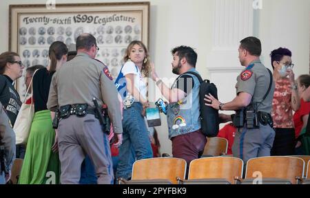 Austin, Texas, USA. 2. Mai 2023. Die Truppen des US-amerikanischen DPS (Texas Department of Public Safety) räumen die Galerie des Texas House, nachdem die LGBTQ-Demonstranten während der Debatte über das Senatsgesetz 14, das die Rechte der Transgender in Texas einschränken würde, in Rufen und Gesängen ausbrachen. Demonstranten sowohl für als auch gegen das Gesetz wurden zum ersten Mal in jüngster Erinnerung aus dem Gebäude evakuiert. (Kreditbild: © Bob Daemmrich/ZUMA Press Wire) NUR REDAKTIONELLE VERWENDUNG! Nicht für den kommerziellen GEBRAUCH! Stockfoto