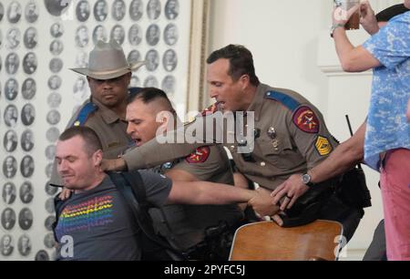 Austin, Texas, USA. 2. Mai 2023. Die Truppen des US-amerikanischen DPS (Texas Department of Public Safety) räumen die Galerie des Texas House, nachdem die LGBTQ-Demonstranten während der Debatte über das Senatsgesetz 14, das die Rechte der Transgender in Texas einschränken würde, in Rufen und Gesängen ausbrachen. Demonstranten sowohl für als auch gegen das Gesetz wurden zum ersten Mal in jüngster Erinnerung aus dem Gebäude evakuiert. (Kreditbild: © Bob Daemmrich/ZUMA Press Wire) NUR REDAKTIONELLE VERWENDUNG! Nicht für den kommerziellen GEBRAUCH! Stockfoto