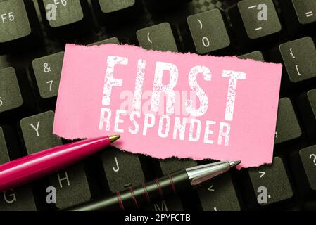 Textzeichen für Ersthelfer. Begriff bezeichnet eine Person, die dafür verantwortlich ist, sofort zum Unfall zu gehen Stockfoto