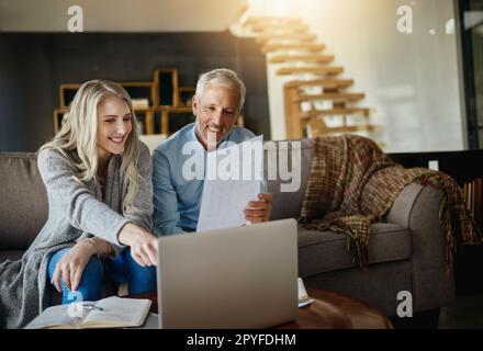 Ihre Finanzen in Ordnung zu bringen. Ein Paar, das zu Hause zusammen seinen Papierkram durchsucht. Stockfoto