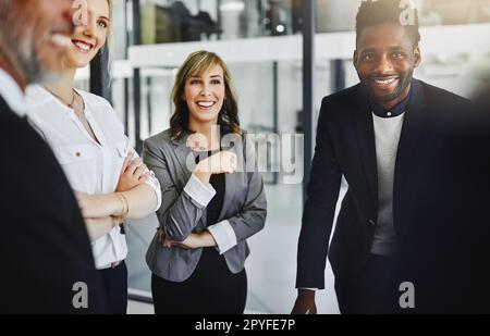 Die Besten sind sogar noch besser, wenn sie ihre Anstrengungen miteinander kombinieren. Eine Gruppe von Geschäftsleuten, die sich in einem Büro unterhalten. Stockfoto