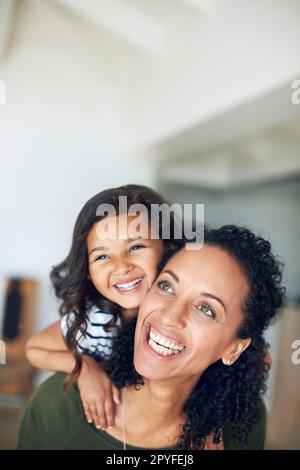 Es gibt nichts Schöneres als die Liebe zur Familie. Eine Mutter und eine Tochter, die sich zu Hause zusammentun. Stockfoto